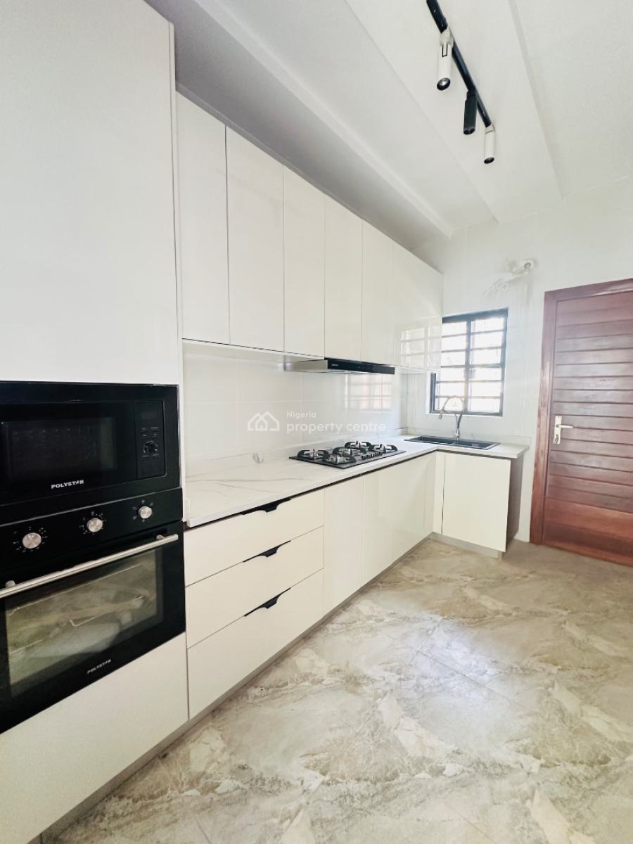 Spaciously Built 2 Bedroom Apartment with Bq, Lekki Phase 1, Lekki, Lagos, Flat / Apartment for Sale