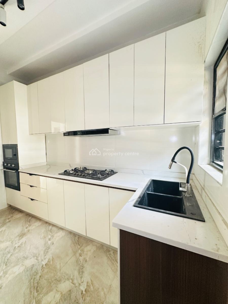 Spaciously Built 2 Bedroom Apartment with Bq, Lekki Phase 1, Lekki, Lagos, Flat / Apartment for Sale