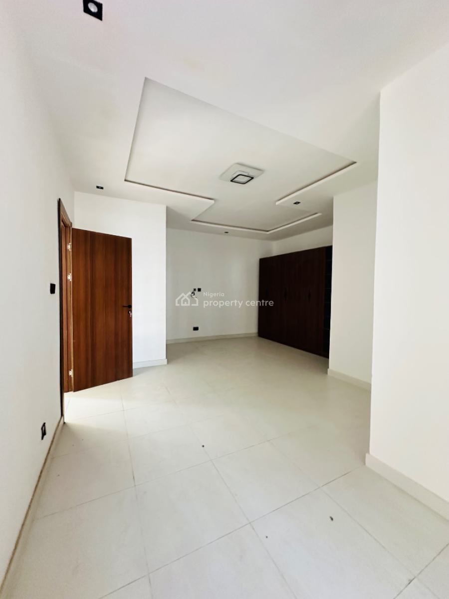 Spaciously Built 2 Bedroom Apartment with Bq, Lekki Phase 1, Lekki, Lagos, Flat / Apartment for Sale