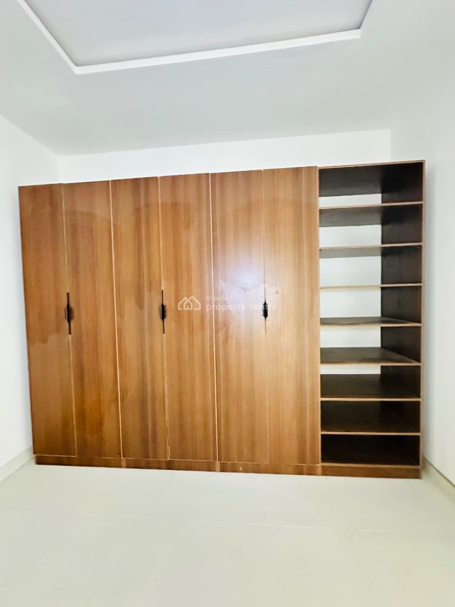 Spaciously Built 2 Bedroom Apartment with Bq, Lekki Phase 1, Lekki, Lagos, Flat / Apartment for Sale