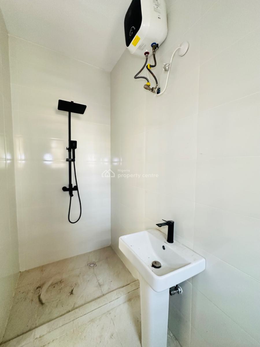 Spaciously Built 2 Bedroom Apartment with Bq, Lekki Phase 1, Lekki, Lagos, Flat / Apartment for Sale