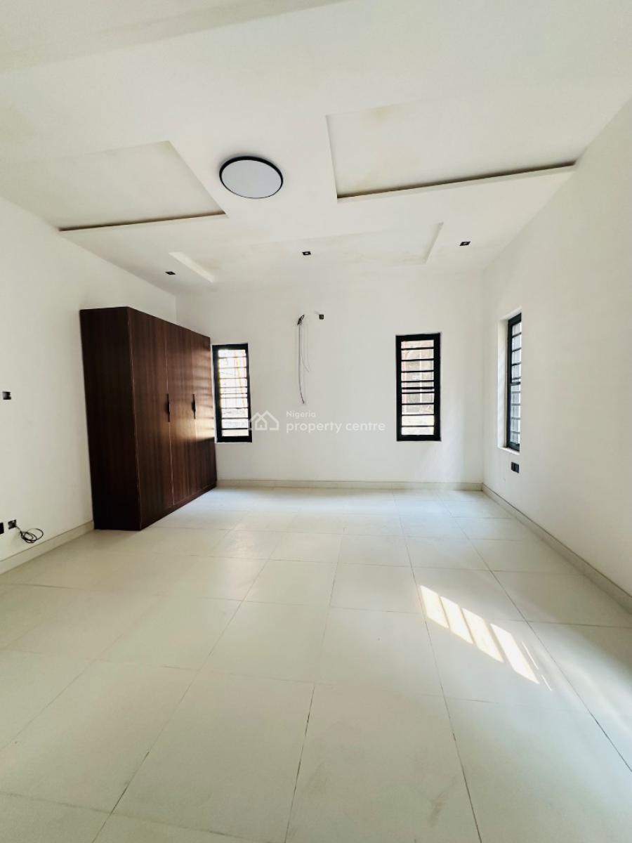 Spaciously Built 2 Bedroom Apartment with Bq, Lekki Phase 1, Lekki, Lagos, Flat / Apartment for Sale