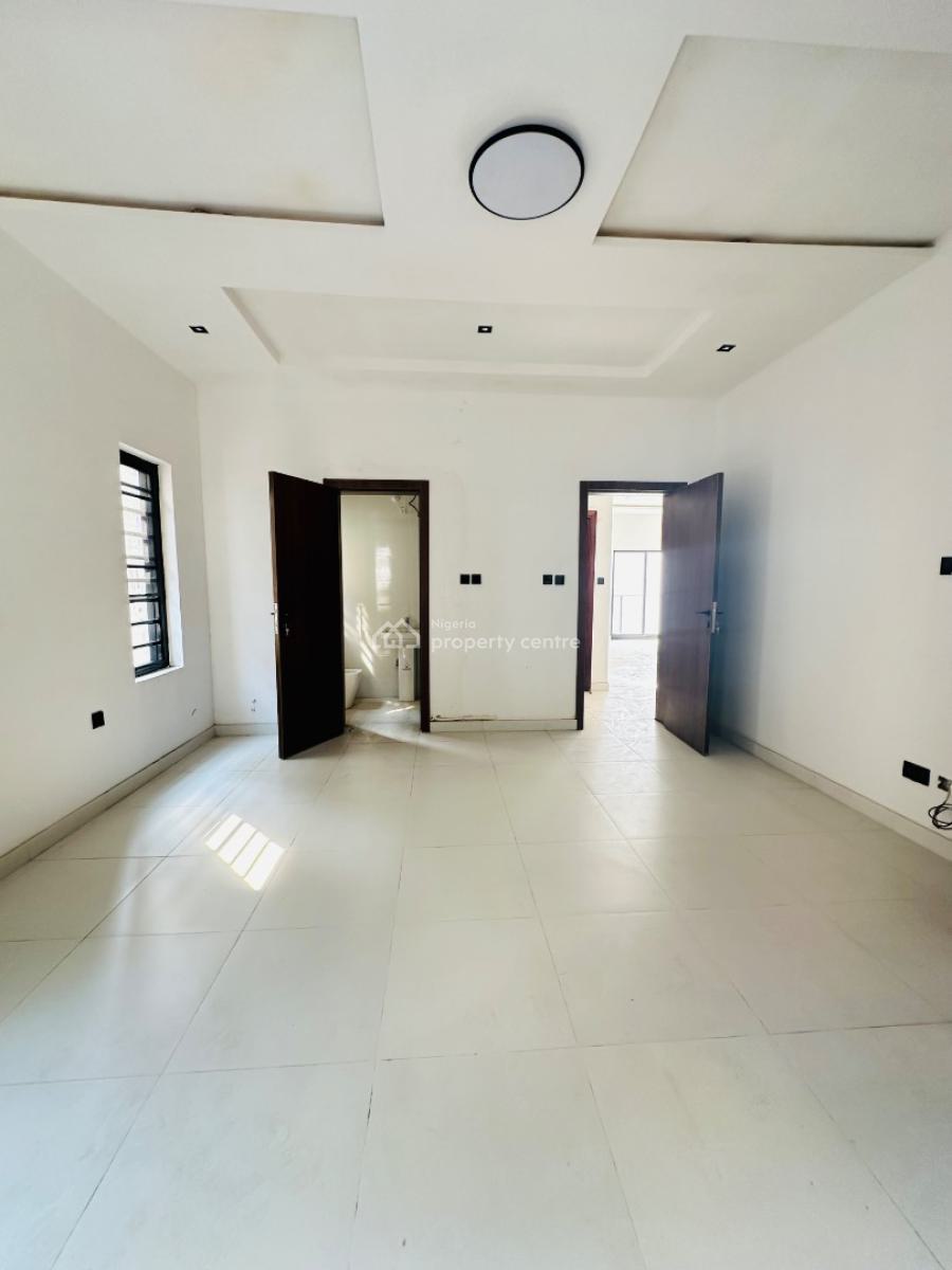 Spaciously Built 2 Bedroom Apartment with Bq, Lekki Phase 1, Lekki, Lagos, Flat / Apartment for Sale