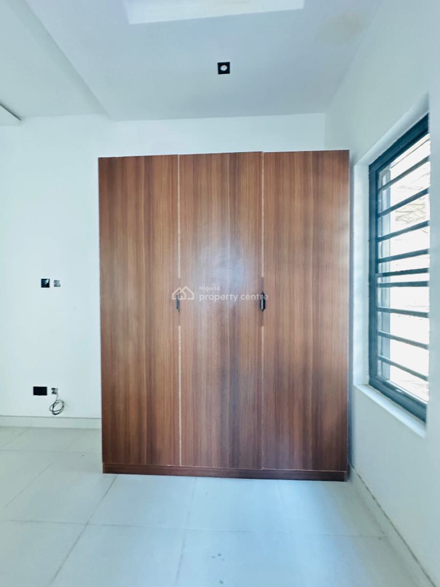 Spaciously Built 2 Bedroom Apartment with Bq, Lekki Phase 1, Lekki, Lagos, Flat / Apartment for Sale