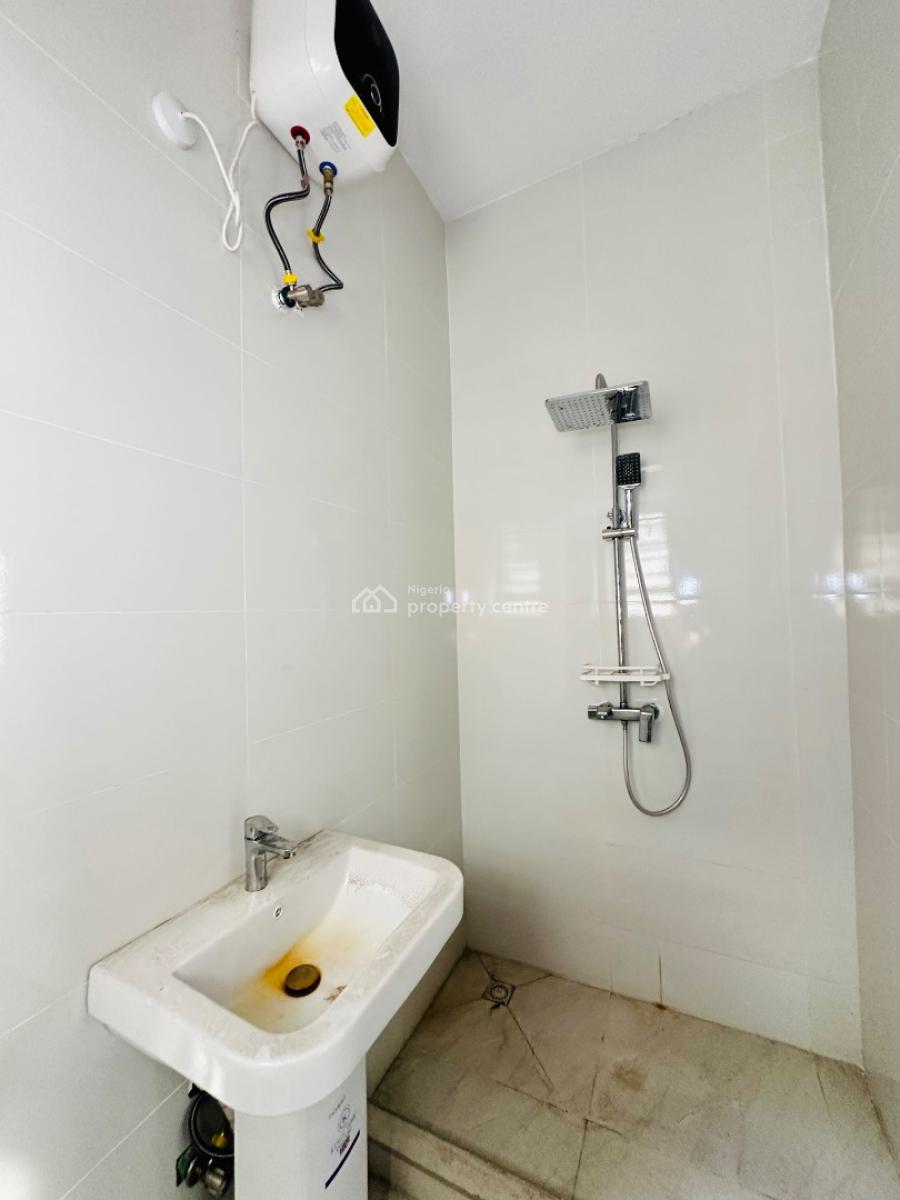 Spaciously Built 2 Bedroom Apartment with Bq, Lekki Phase 1, Lekki, Lagos, Flat / Apartment for Sale