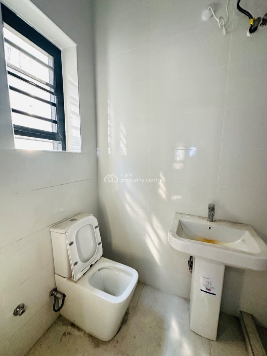 Spaciously Built 2 Bedroom Apartment with Bq, Lekki Phase 1, Lekki, Lagos, Flat / Apartment for Sale