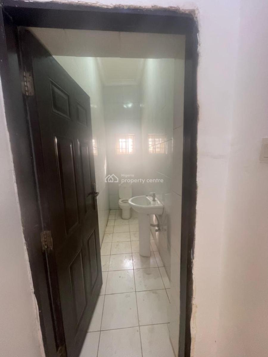 Standard 3 Bedroom Apartment on The Ground Floor on a Tarred Road, Jahi, Abuja, Flat / Apartment for Rent
