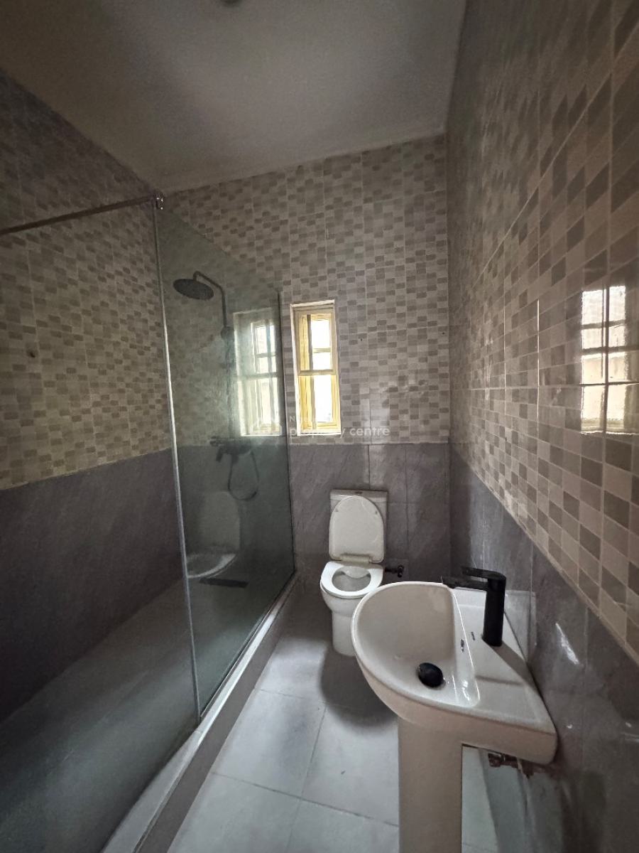 Spacious Two (2) Bedroom Apartment with Bq, Lekki Phase 1, Lekki, Lagos, Flat / Apartment for Rent