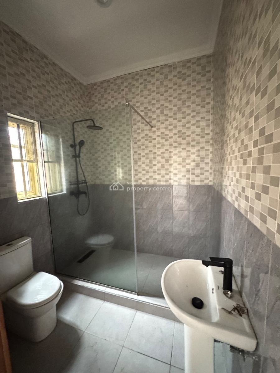 Spacious Two (2) Bedroom Apartment with Bq, Lekki Phase 1, Lekki, Lagos, Flat / Apartment for Rent