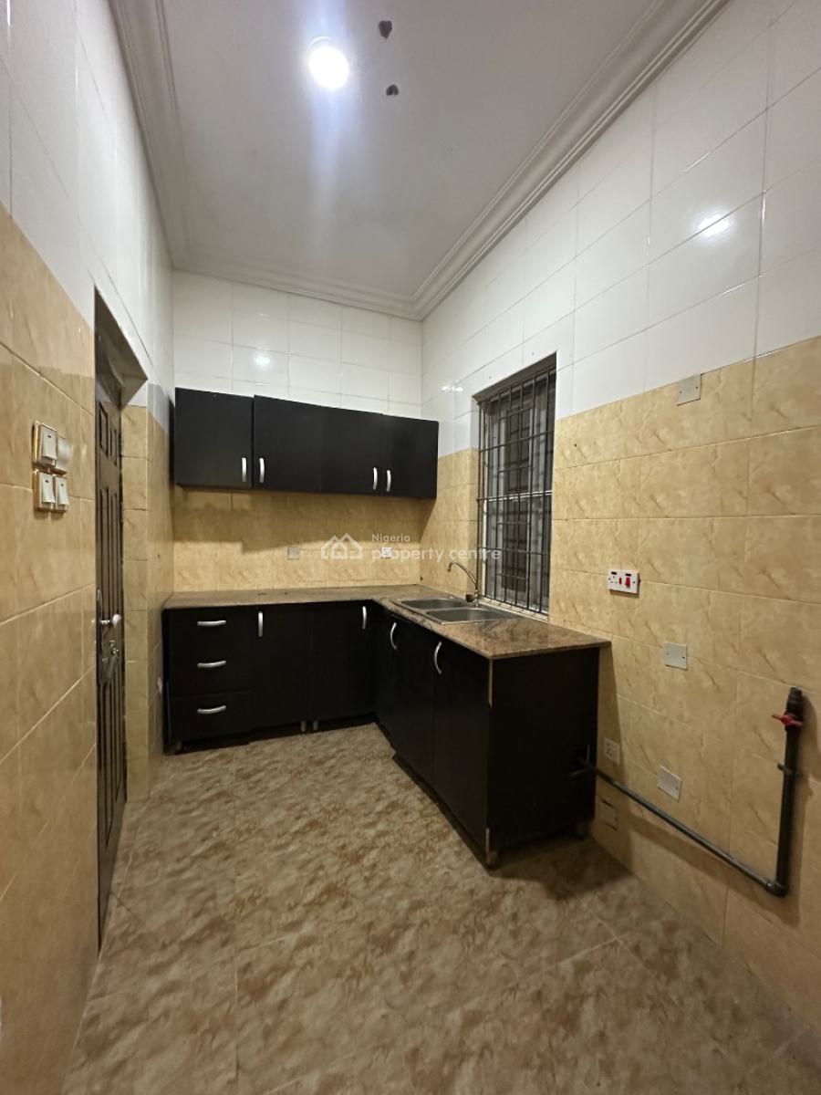 Standard 2 Bedroom Flat, Lekki Phase 1, Lekki, Lagos, Flat / Apartment for Rent