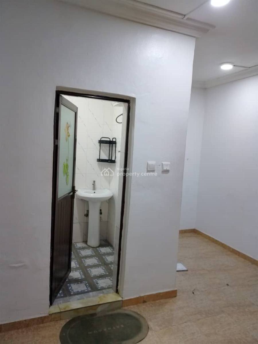 Executive Standard and Very Decent Three 3bedroom Flat, Akoka, Yaba, Lagos, Flat / Apartment for Rent