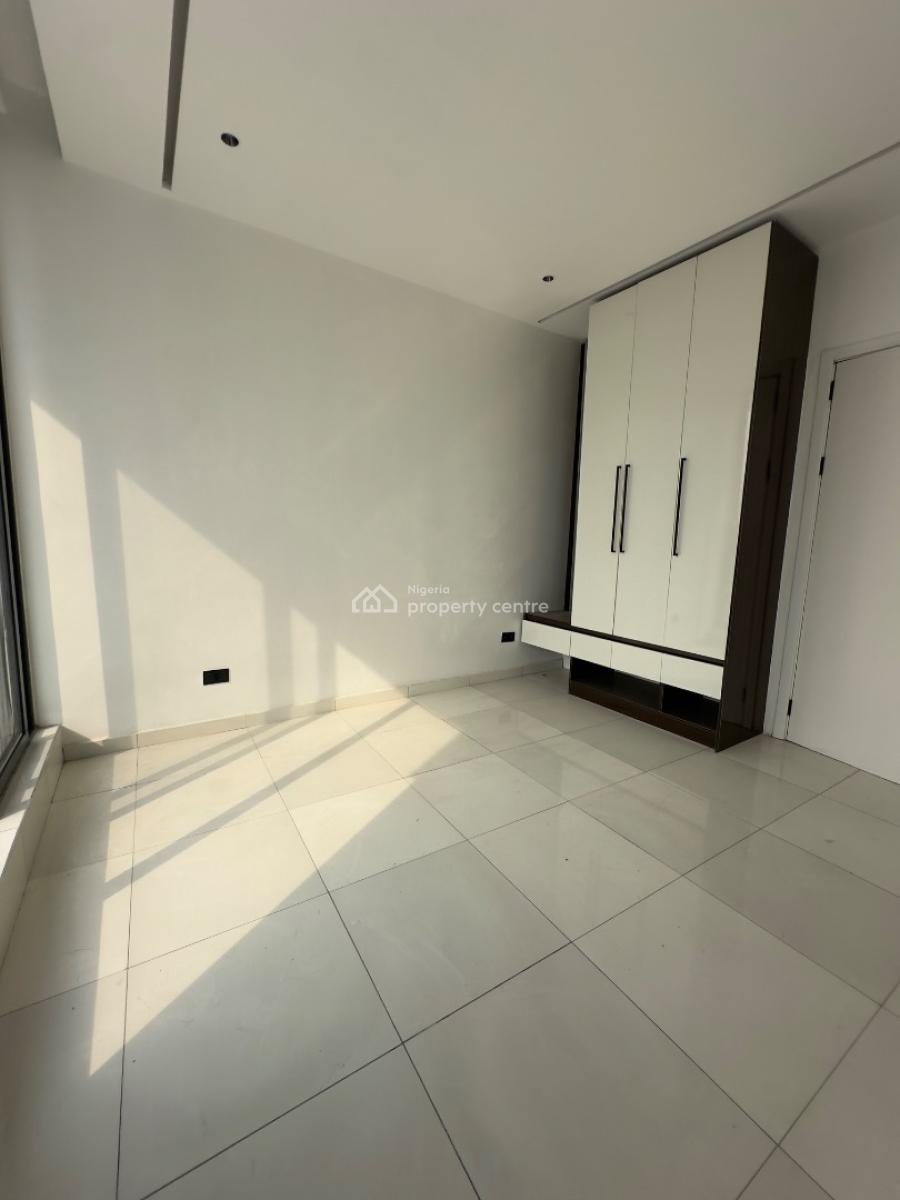 Spaciously Built 2 Bedroom Apartment with Pool & Gym, Lekki Phase 1, Lekki, Lagos, Flat / Apartment for Sale