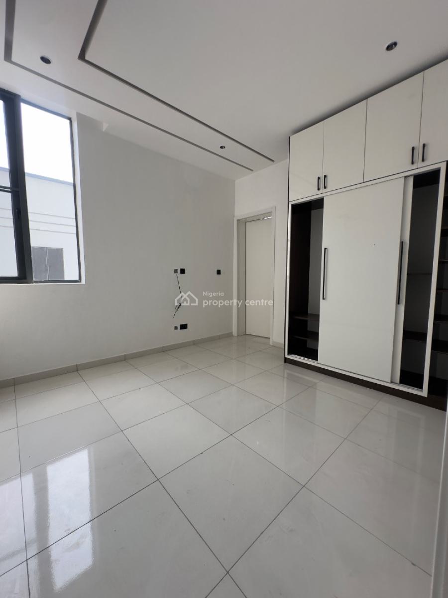 Spaciously Built 2 Bedroom Apartment with Pool & Gym, Lekki Phase 1, Lekki, Lagos, Flat / Apartment for Sale