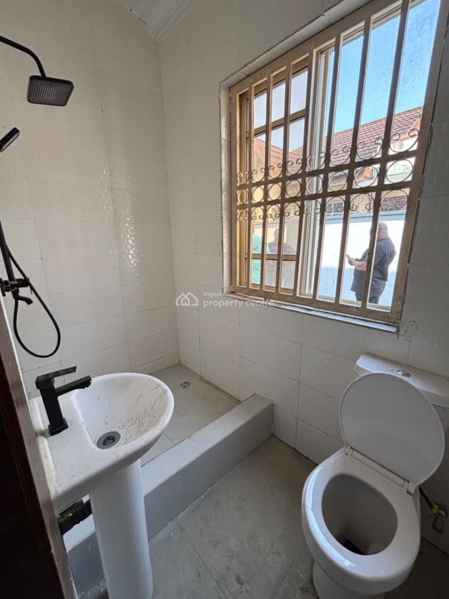 Spacious 2 Bedroom Apartment, Lekki Phase 1, Lekki, Lagos, Flat / Apartment for Rent