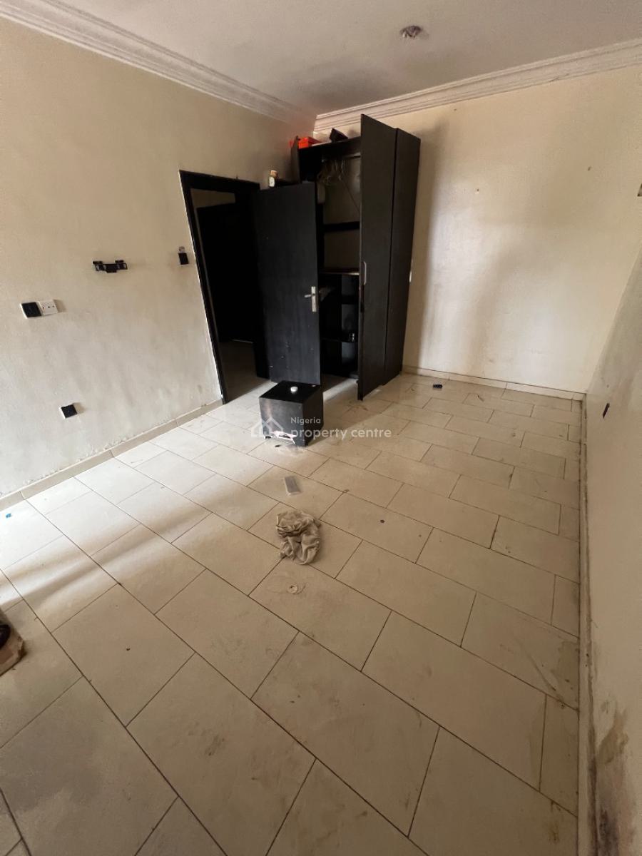 Spacious Room (upstairs) with Shared Standard Kitchen & Shared Palour, Chisco, Ikate, Lekki, Lagos, Self Contain (single Rooms) for Rent