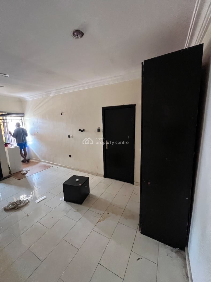 Spacious Room (upstairs) with Shared Standard Kitchen & Shared Palour, Chisco, Ikate, Lekki, Lagos, Self Contain (single Rooms) for Rent