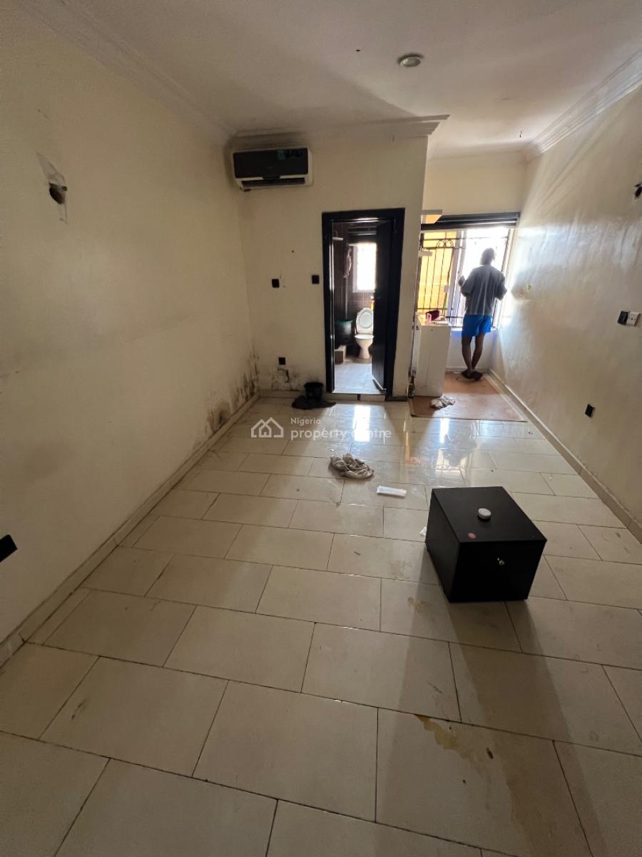 Spacious Room (upstairs) with Shared Standard Kitchen & Shared Palour, Chisco, Ikate, Lekki, Lagos, Self Contain (single Rooms) for Rent