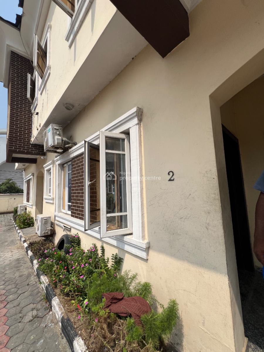 Spacious Room (upstairs) with Shared Standard Kitchen & Shared Palour, Chisco, Ikate, Lekki, Lagos, Self Contain (single Rooms) for Rent