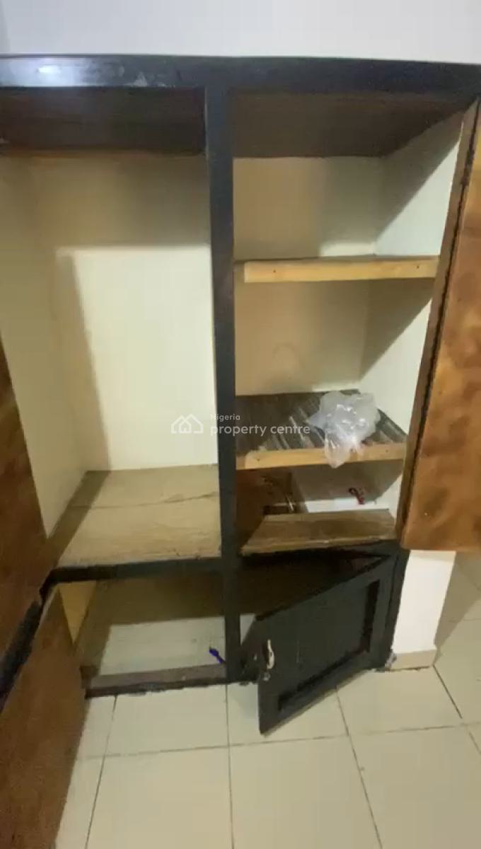 Spacious Room, Upstairs with , Wardrobe, Kitchen Cabinet, Carpark....., Off Shipeolu Street, Shomolu, Lagos, Flat / Apartment for Rent