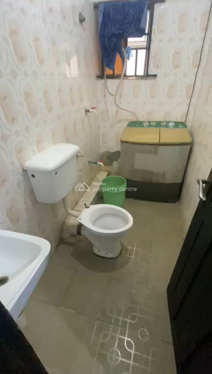 Spacious Room, Upstairs with , Wardrobe, Kitchen Cabinet, Carpark....., Off Shipeolu Street, Shomolu, Lagos, Flat / Apartment for Rent