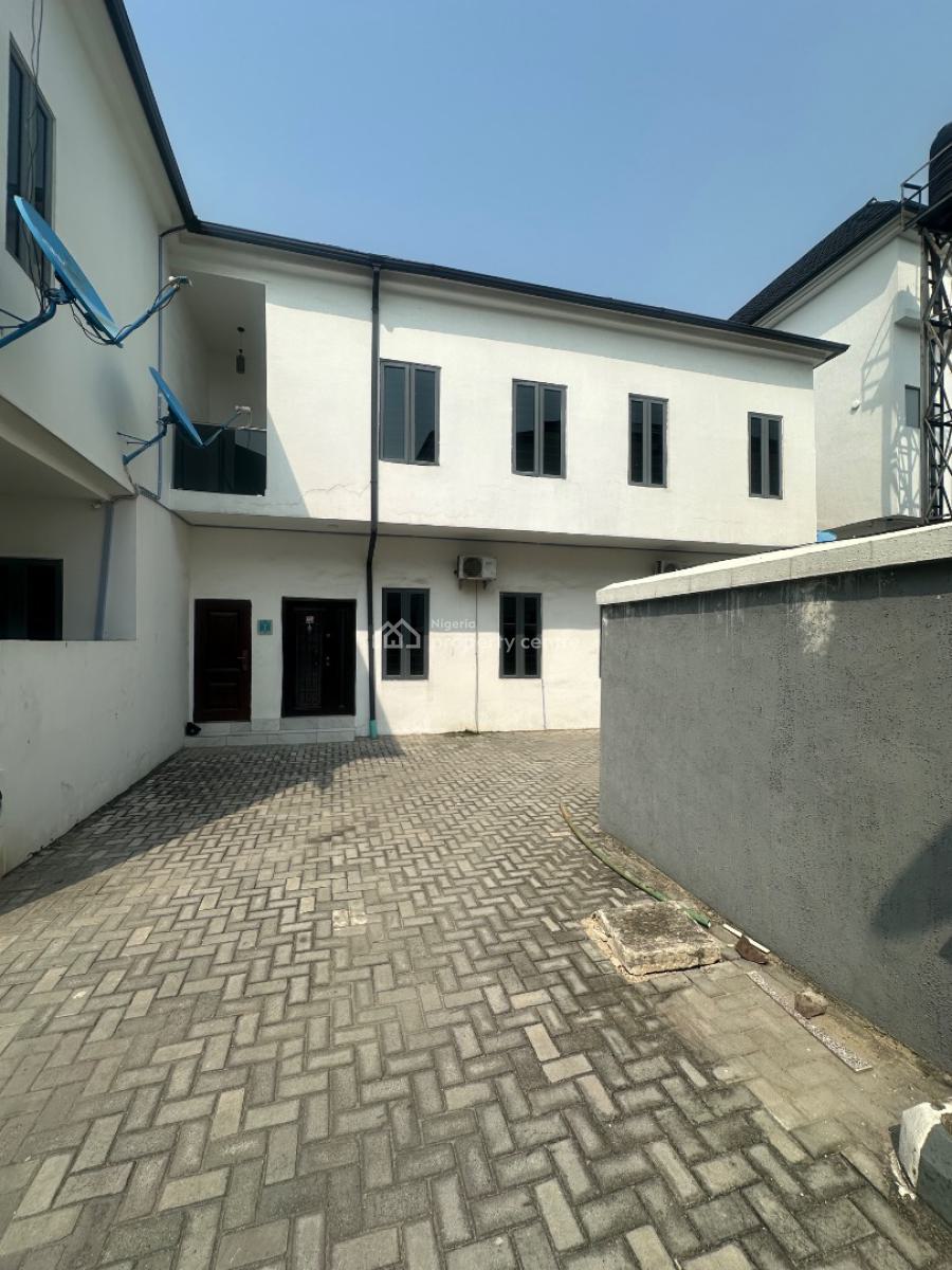 𝐍𝐄𝐀𝐓𝐋𝐘 𝐌𝐀𝐈𝐍𝐓𝐀𝐈𝐍𝐄𝐃 2 𝐁𝐄𝐃𝐑𝐎𝐎𝐌 𝐀𝐏𝐀𝐑𝐓𝐌𝐄𝐍𝐓, Orchid, Lekki Phase 2, Lekki, Lagos, Flat / Apartment for Rent