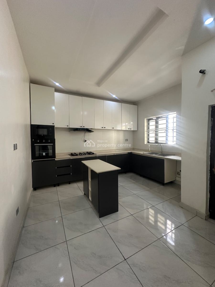 𝐍𝐄𝐀𝐓𝐋𝐘 𝐌𝐀𝐈𝐍𝐓𝐀𝐈𝐍𝐄𝐃 2 𝐁𝐄𝐃𝐑𝐎𝐎𝐌 𝐀𝐏𝐀𝐑𝐓𝐌𝐄𝐍𝐓, Orchid, Lekki Phase 2, Lekki, Lagos, Flat / Apartment for Rent