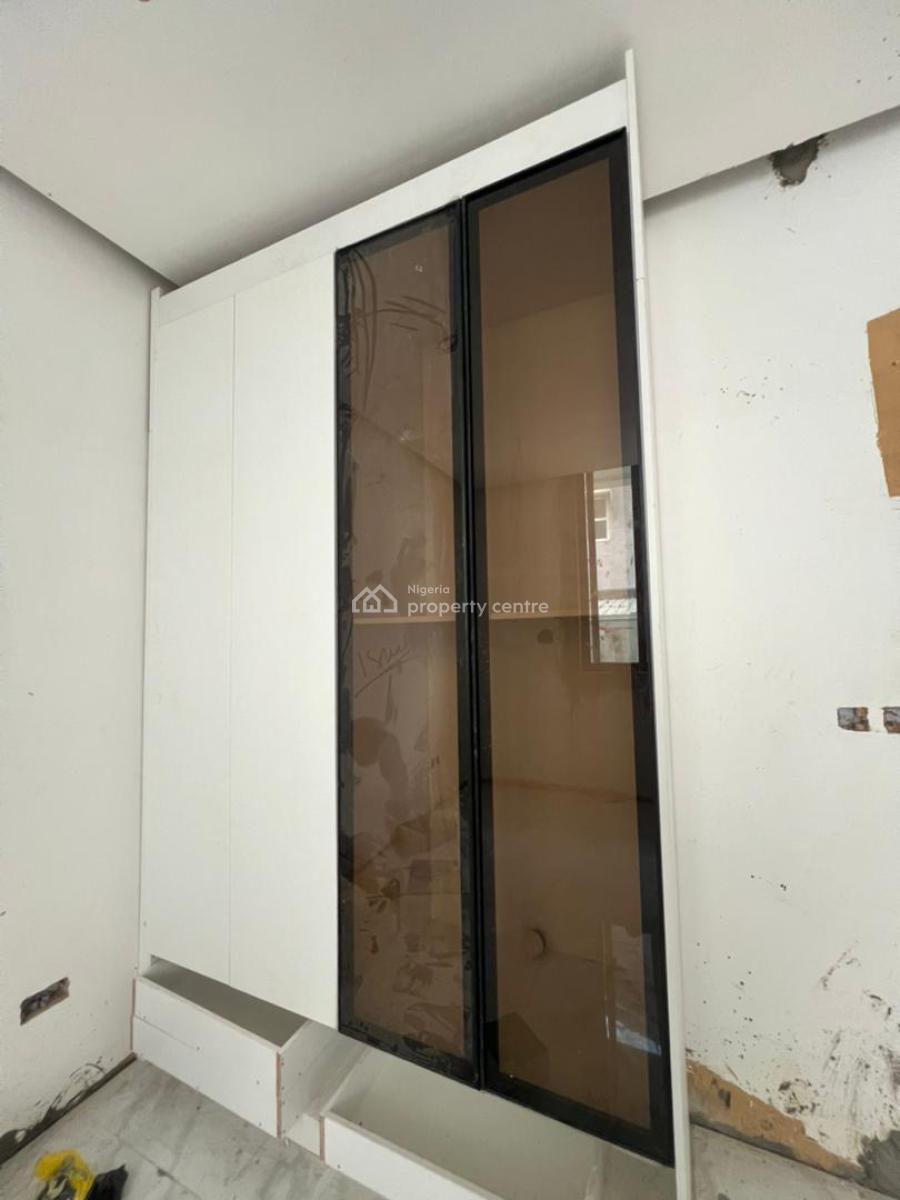 Spacious  1-bedroom Apartment Located in a Secure Gated Estate, Lekki Phase 1, Lekki, Lagos, Flat / Apartment for Sale