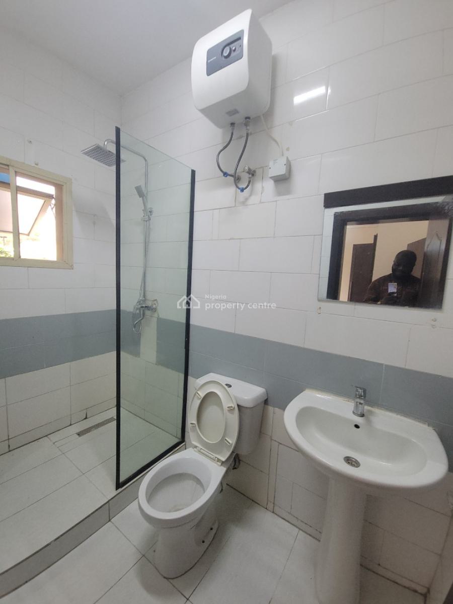 Fully Serviced 3bedroom Flat in Lekki Phase 1, Lekki Phase 1, Lekki, Lagos, Flat / Apartment for Rent