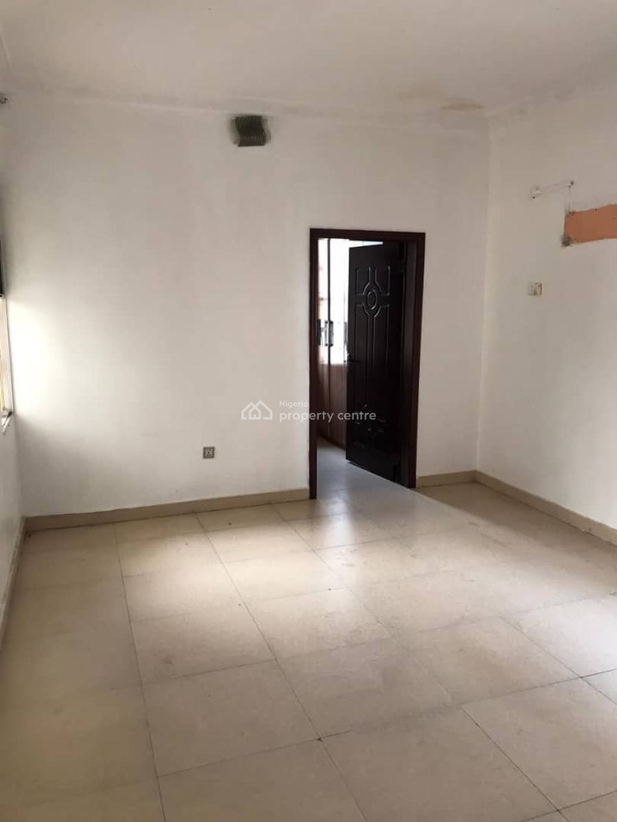 Well Maintained and Spacious 3 Bedroom with Bq, Lekki Phase 1, Lekki, Lagos, Flat / Apartment for Rent