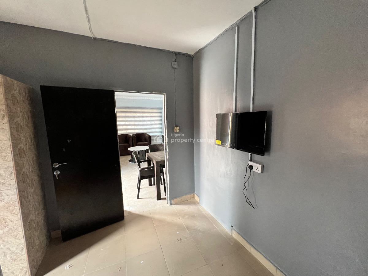 Fully Furnished and Serviced 3 Bedroom Flat, 5, Oluyemi Close, Off Odubiyi Street, Eleyele, Ibadan, Oyo, Flat / Apartment Short Let