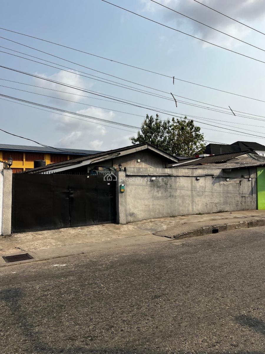 Mixed Used Bungalow on a Full Plot of Land, Bode Thomas, Surulere, Lagos, Detached Bungalow for Sale