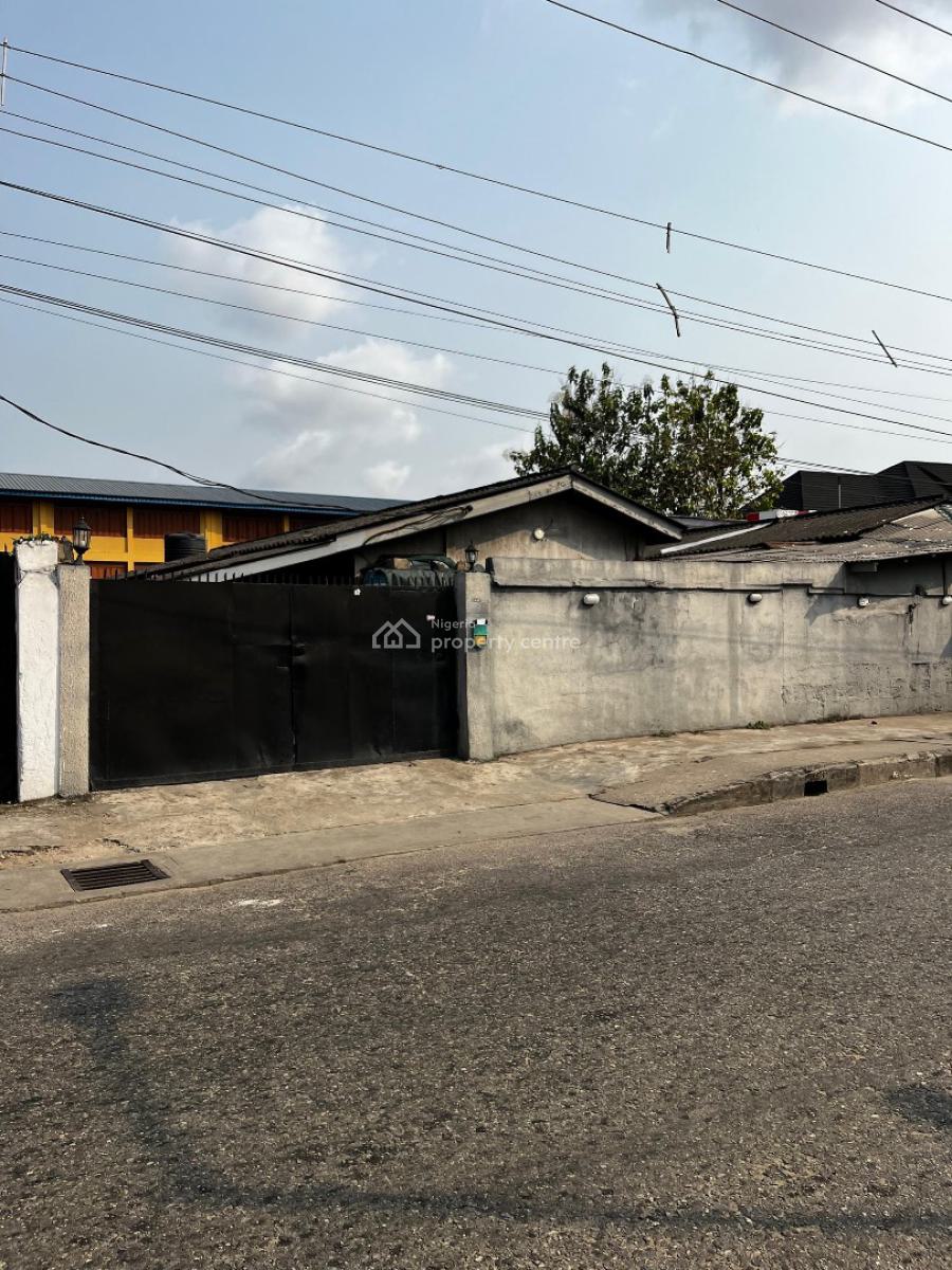 Mixed Used Bungalow on a Full Plot of Land, Bode Thomas, Surulere, Lagos, Detached Bungalow for Sale