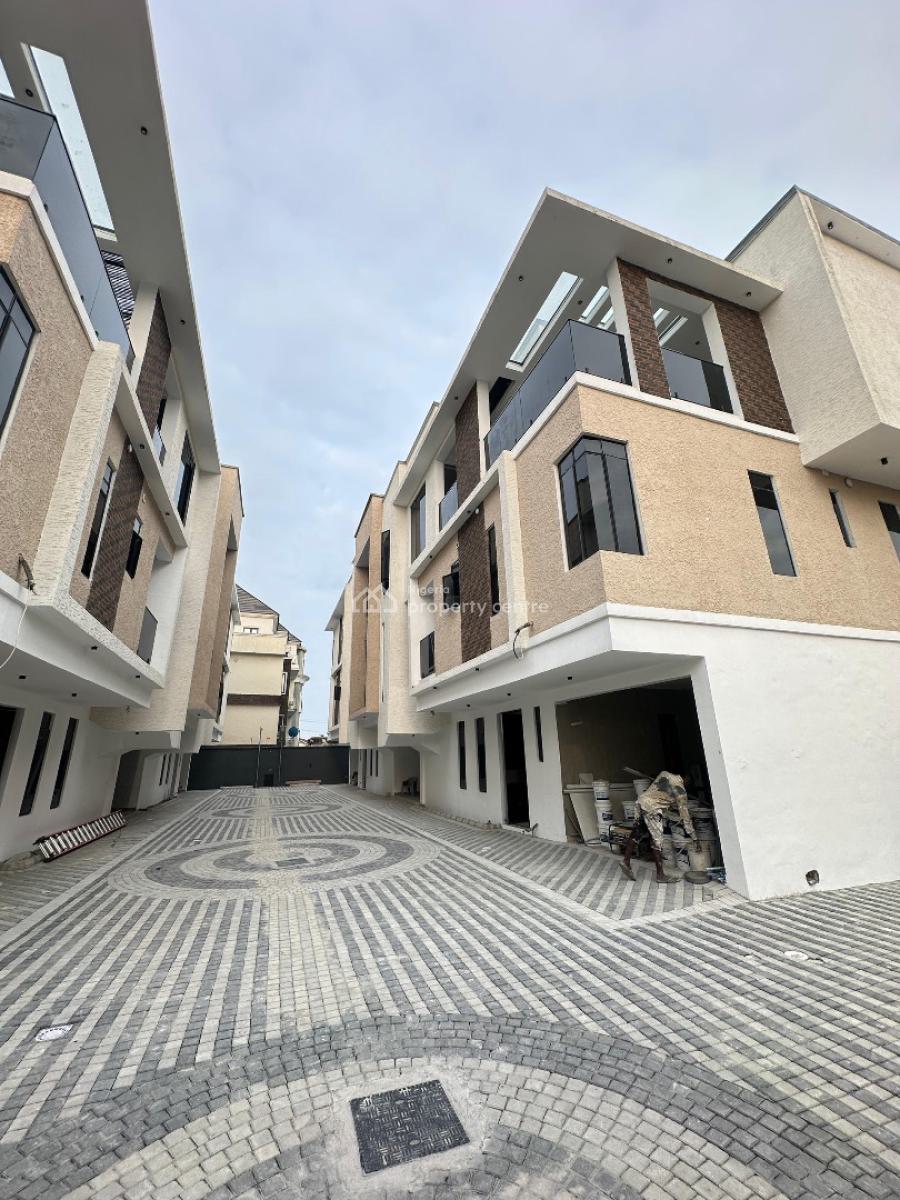 Very Spacious Standard Luxury 4 Bedroom Penthouse with Elevator, Lekki Phase 1, Lekki, Lagos, Flat / Apartment for Sale