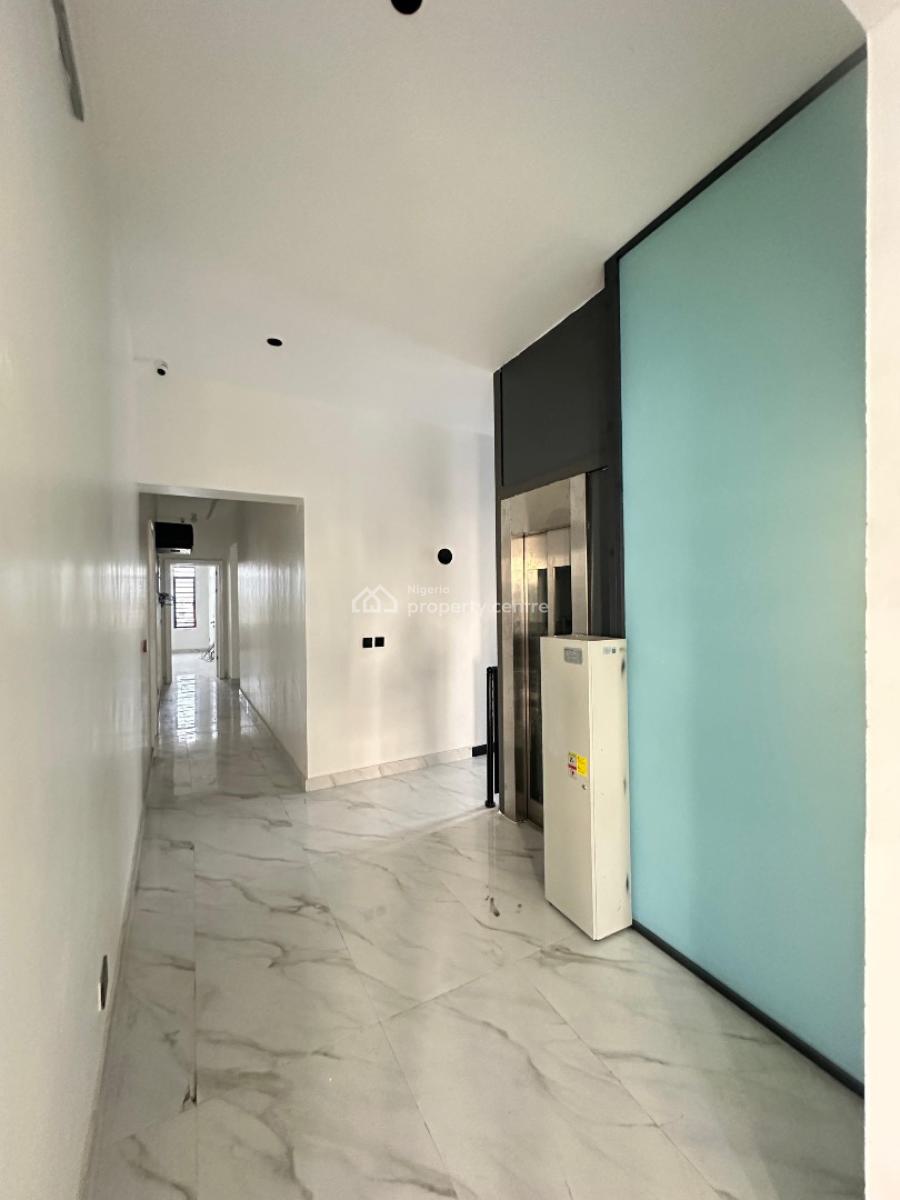 Very Spacious Standard Luxury 4 Bedroom Penthouse with Elevator, Lekki Phase 1, Lekki, Lagos, Flat / Apartment for Sale