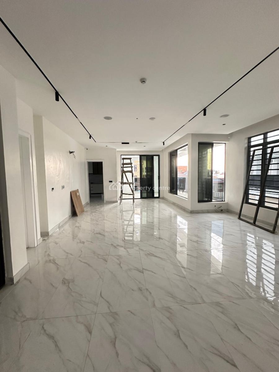 Very Spacious Standard Luxury 4 Bedroom Penthouse with Elevator, Lekki Phase 1, Lekki, Lagos, Flat / Apartment for Sale