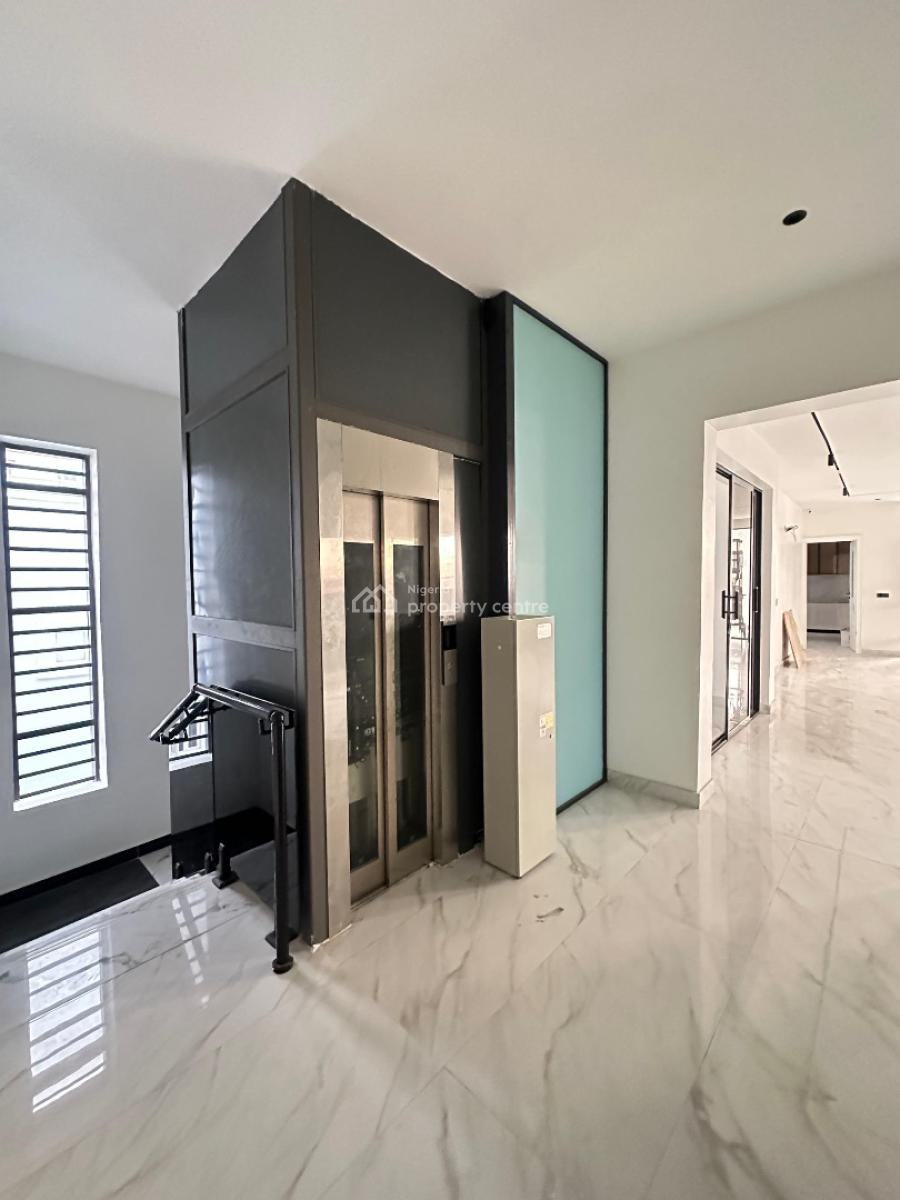Very Spacious Standard Luxury 4 Bedroom Penthouse with Elevator, Lekki Phase 1, Lekki, Lagos, Flat / Apartment for Sale