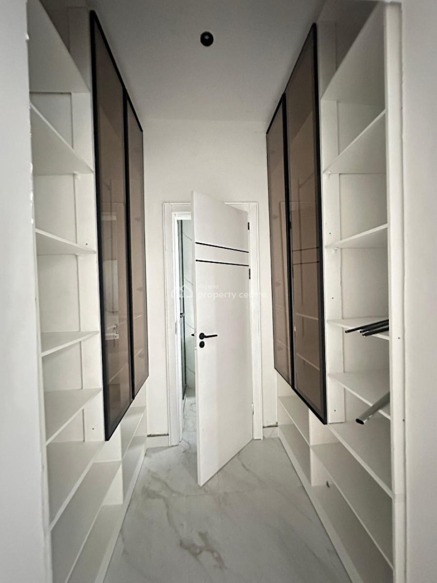 Very Spacious Standard Luxury 4 Bedroom Penthouse with Elevator, Lekki Phase 1, Lekki, Lagos, Flat / Apartment for Sale