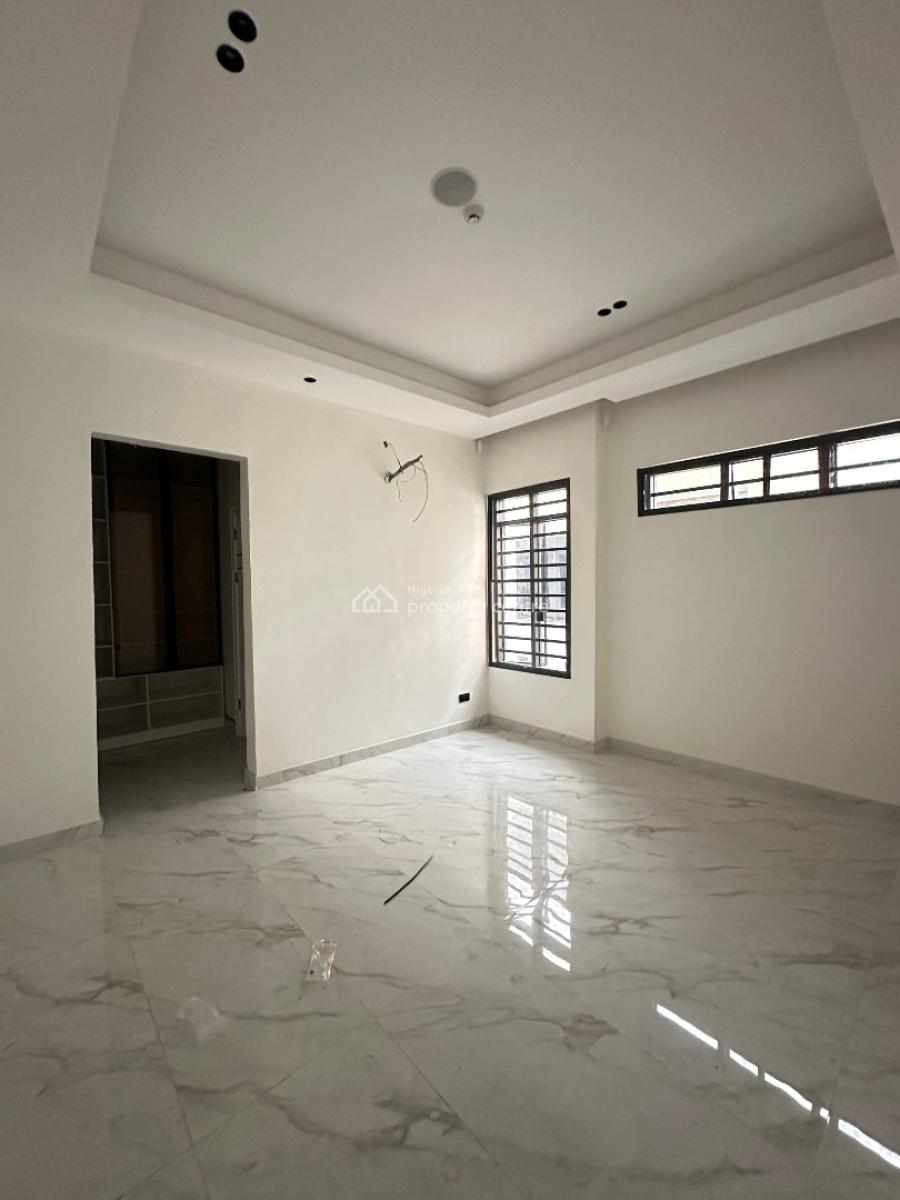 Very Spacious Standard Luxury 4 Bedroom Penthouse with Elevator, Lekki Phase 1, Lekki, Lagos, Flat / Apartment for Sale