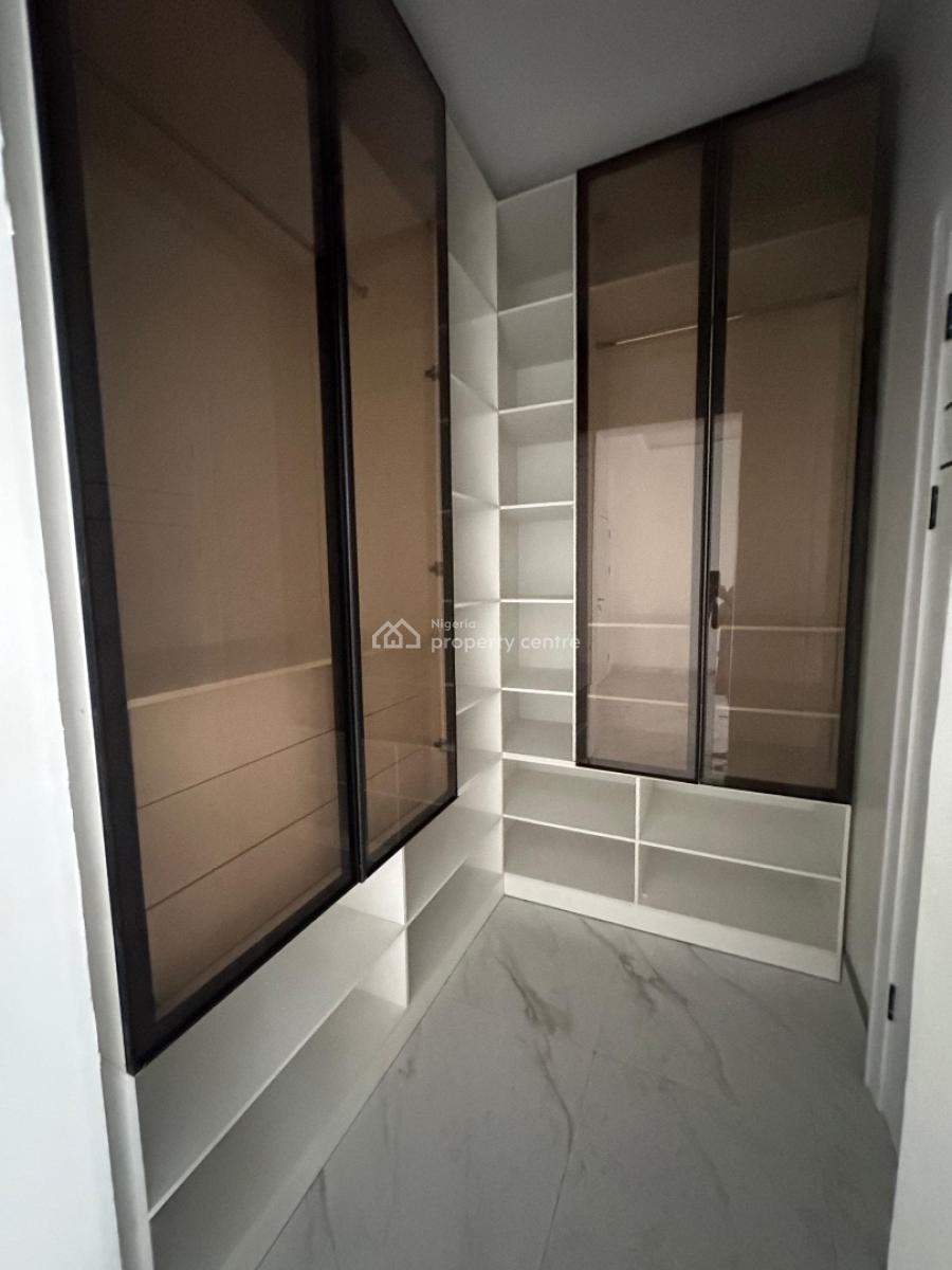 Very Spacious Standard Luxury 4 Bedroom Penthouse with Elevator, Lekki Phase 1, Lekki, Lagos, Flat / Apartment for Sale