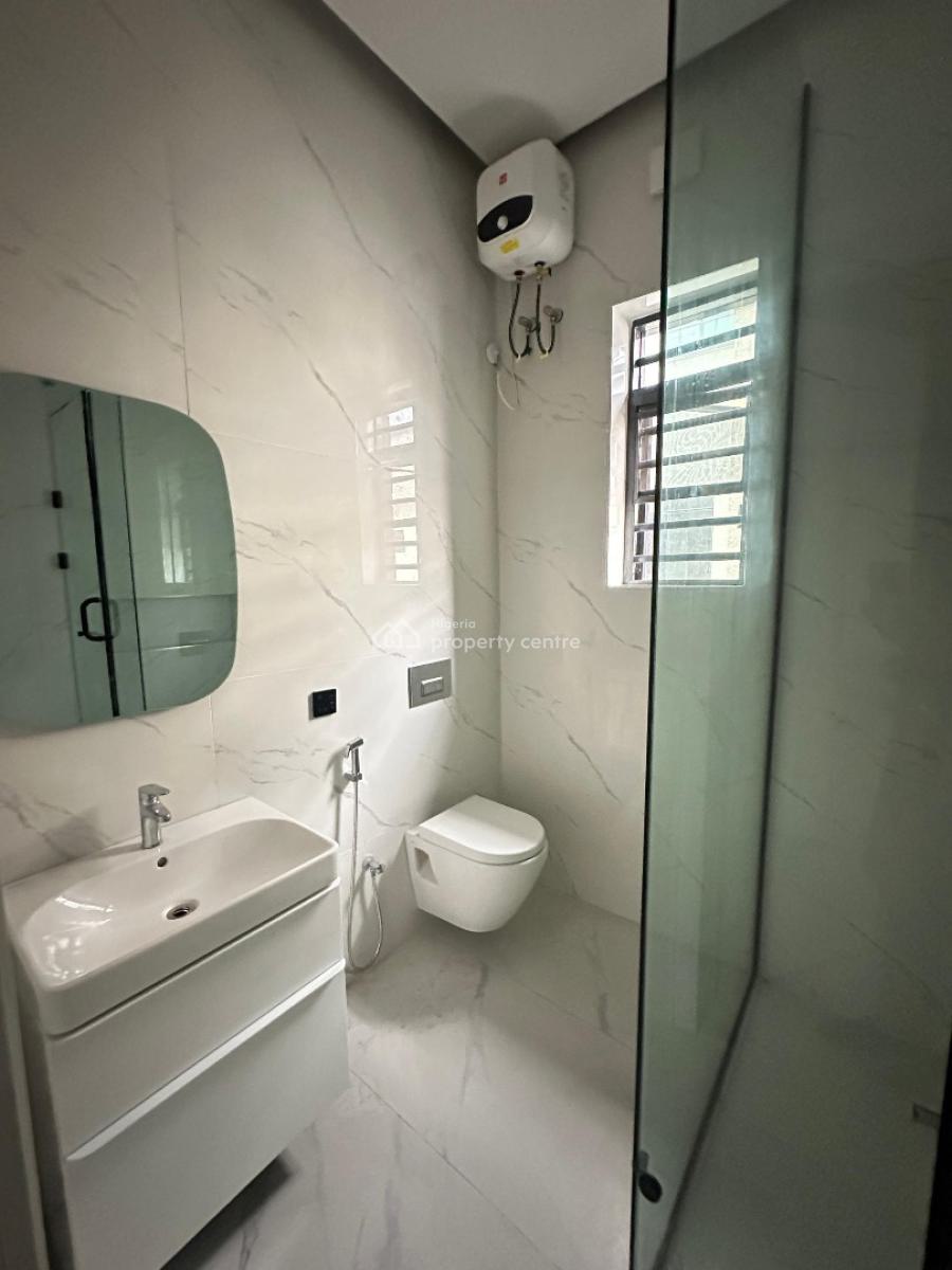 Very Spacious Standard Luxury 4 Bedroom Penthouse with Elevator, Lekki Phase 1, Lekki, Lagos, Flat / Apartment for Sale