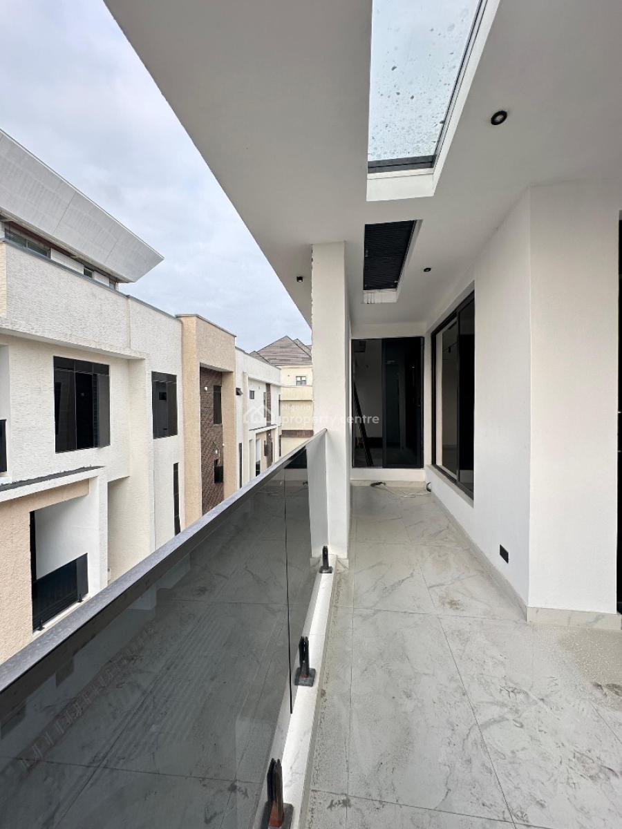 Very Spacious Standard Luxury 4 Bedroom Penthouse with Elevator, Lekki Phase 1, Lekki, Lagos, Flat / Apartment for Sale