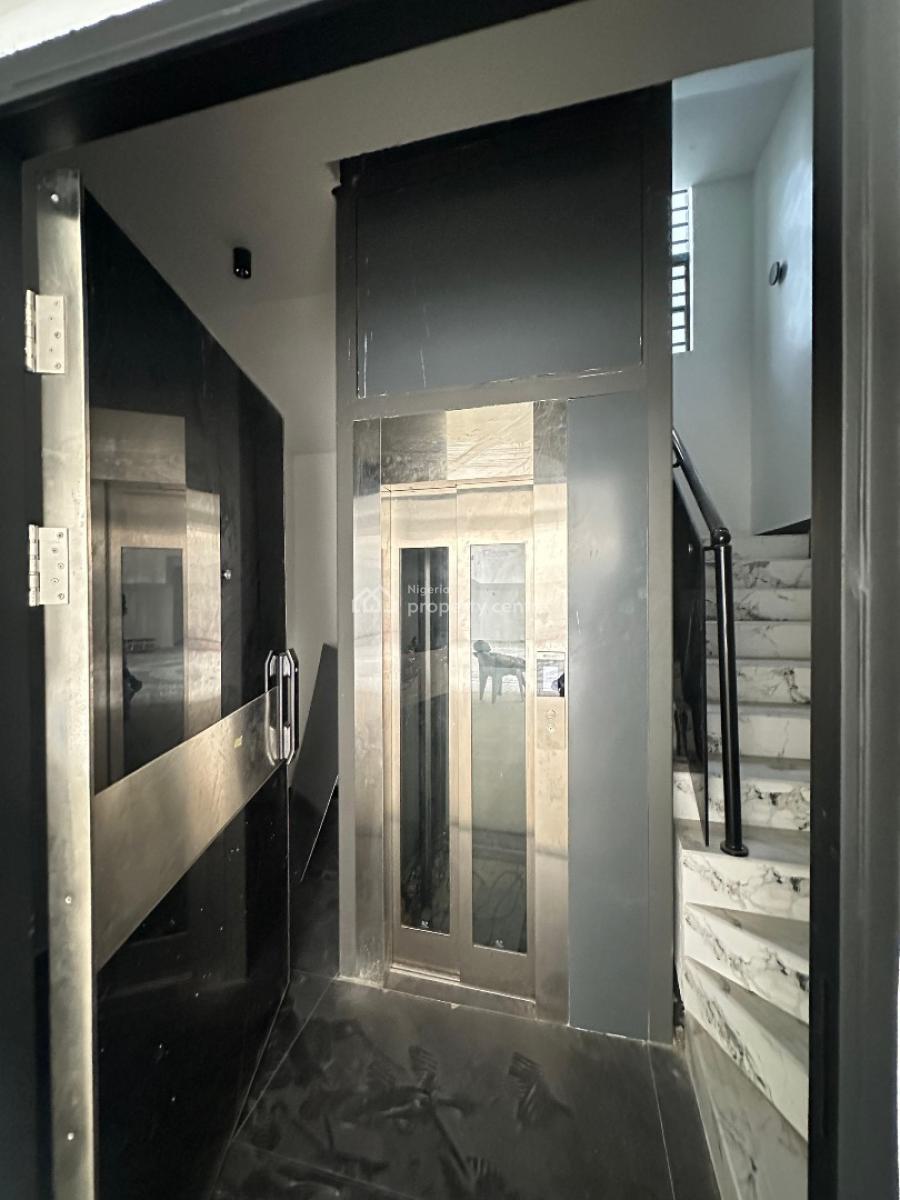 Very Spacious Standard Luxury 4 Bedroom Penthouse with Elevator, Lekki Phase 1, Lekki, Lagos, Flat / Apartment for Sale