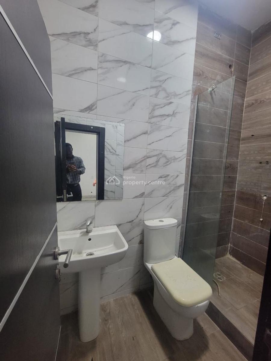 Spacious 2 Bedroom Apartment, Lekki Phase 1, Lekki, Lagos, Flat / Apartment for Rent