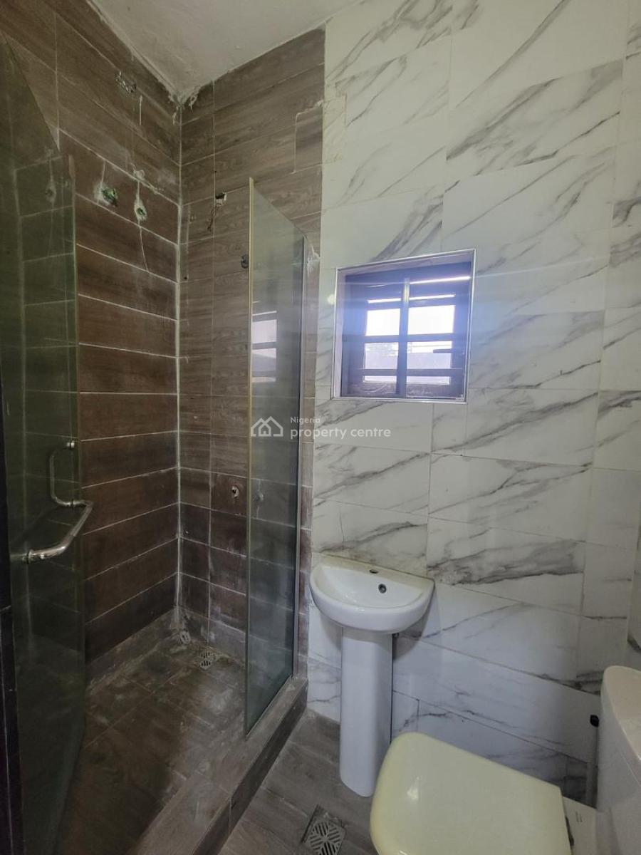 Spacious 2 Bedroom Apartment, Lekki Phase 1, Lekki, Lagos, Flat / Apartment for Rent