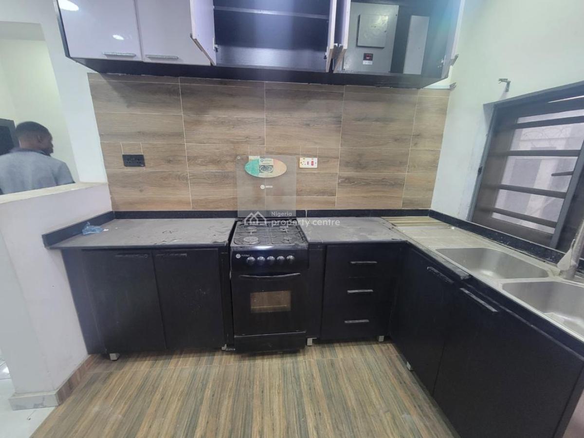 Spacious 2 Bedroom Apartment, Lekki Phase 1, Lekki, Lagos, Flat / Apartment for Rent