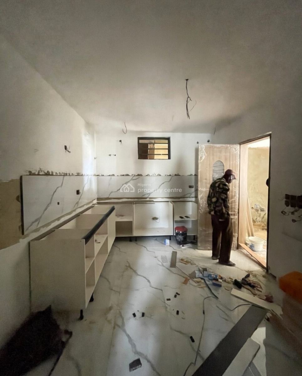 Lovely 2 Bedroom Apartment with Bq, Lekki Phase 1, Lekki, Lagos, Block of Flats for Sale