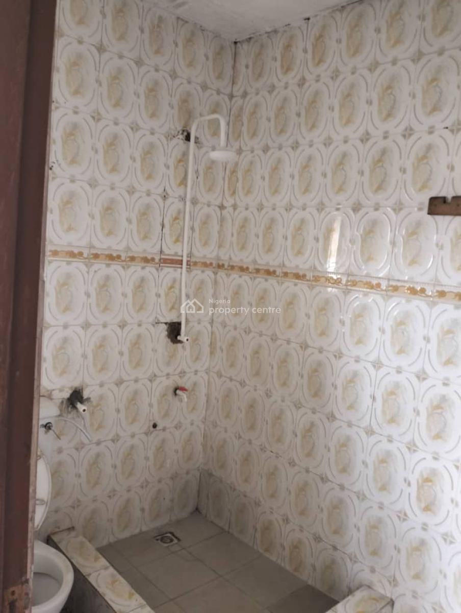 a Commercial Building, Along Lasu Igando Road, Alimosho, Lagos, Warehouse for Rent