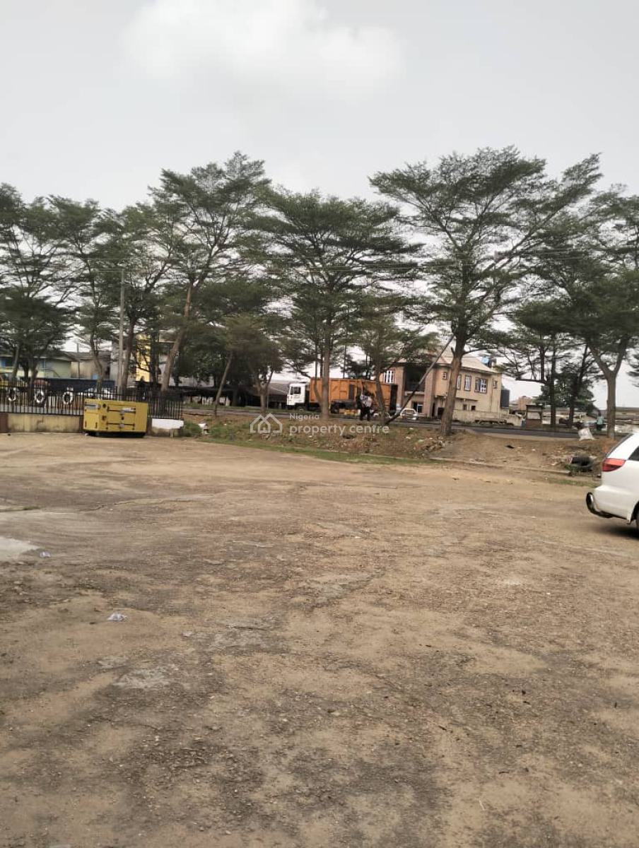 a Commercial Building, Along Lasu Igando Road, Alimosho, Lagos, Warehouse for Rent