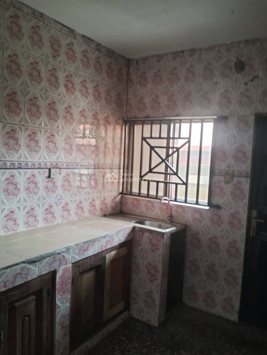 a Commercial Building, Along Lasu Igando Road, Alimosho, Lagos, Warehouse for Rent