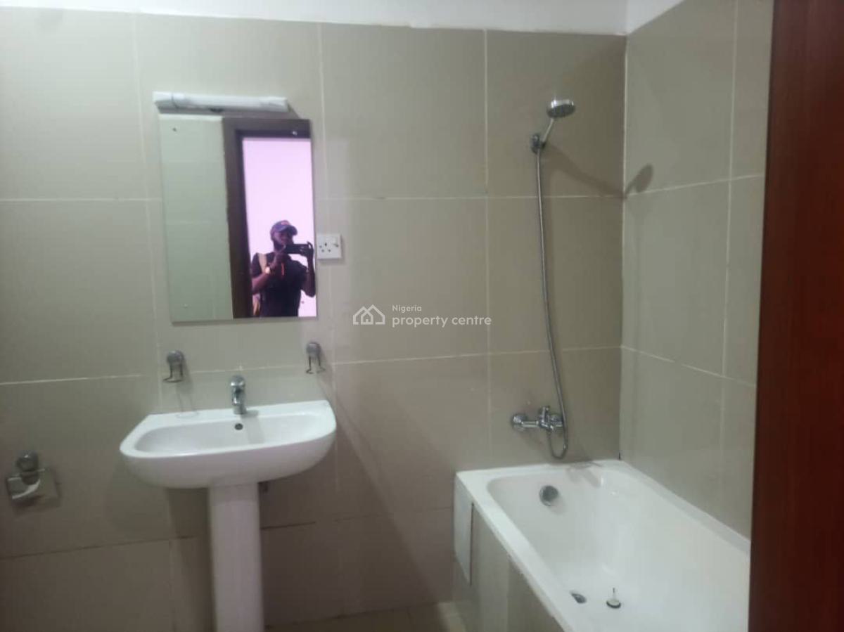 Nice 3-bedroom Flat with Bq, Lekki Phase 1, Lekki, Lagos, Flat / Apartment for Rent